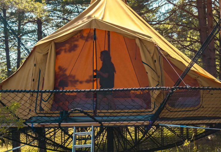 Cabane toilée dans les arbres
